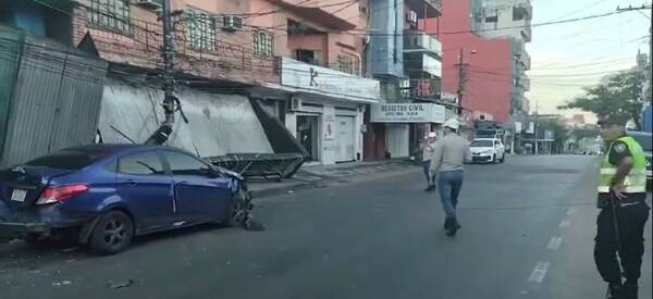 [VIDEO] Pasó por el mercado e ingresó a los locales ¡con su vehículo y todo!