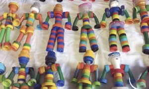 Abuela hace y vende robots de tapitas de gaseosas – Prensa 5
