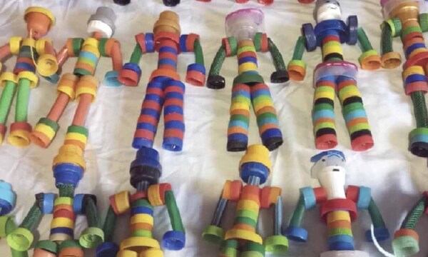 Abuela hace y vende robots de tapitas de gaseosas – Prensa 5