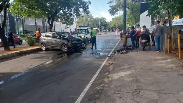 Fatal accidente de tránsito en Asunción: una joven chocó contra una columna de la ANDE - Policiales - ABC Color