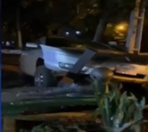 Conductor ebrio chocó contra una estatua en Presidente Franco - Paraguay.com