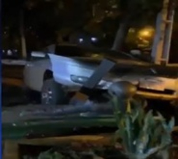 Conductor ebrio chocó contra una estatua en Presidente Franco - Paraguay.com