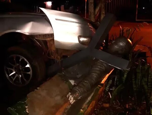 (VIDEO) Borrachín atropelló estatua de exintendente de Presidente Franco