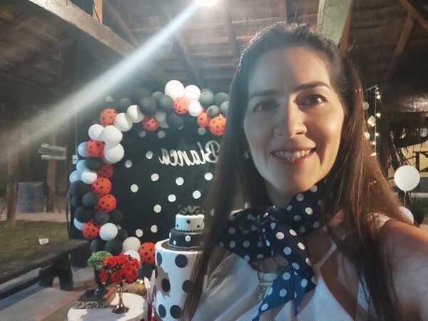 Carolina Yunis de Acevedo: Que tu camino se llene de luz y sonrisas a cada segundo. ¡Feliz Año Nuevo!