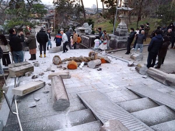 Con terremotos y tsunami recibió Japón el Año Nuevo