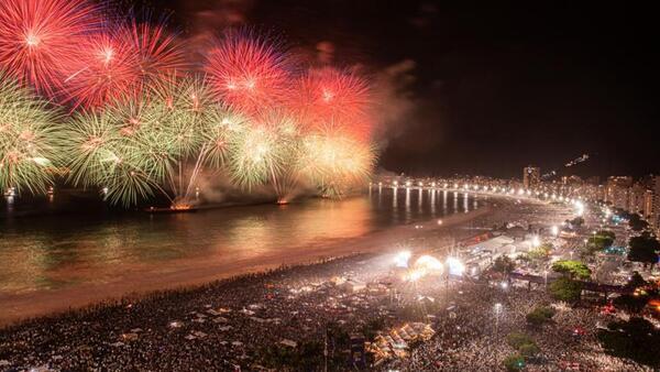 Fuegos artificiales pero también armas iluminan los cielos en el Nuevo Año