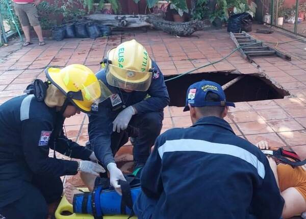 Cedió el piso y dos personas cayeron a la cámara séptica