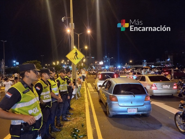 Noche blanca en la costanera de Encarnación: sin incidentes mayores, según la Policía Nacional.