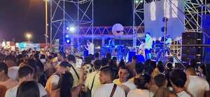 Multitud de encanacenos y turistas reciben el 2024 en la costanera y playa San José  - Viajes - ABC Color