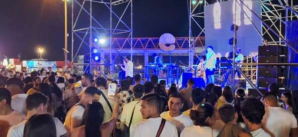 Multitud de encanacenos y turistas reciben el 2024 en la costanera y playa San José - Viajes - ABC Color