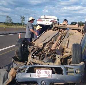 Un hombre pierde la vida tras volcar su automóvil sobre la Ruta PY02 - Nacionales - ABC Color