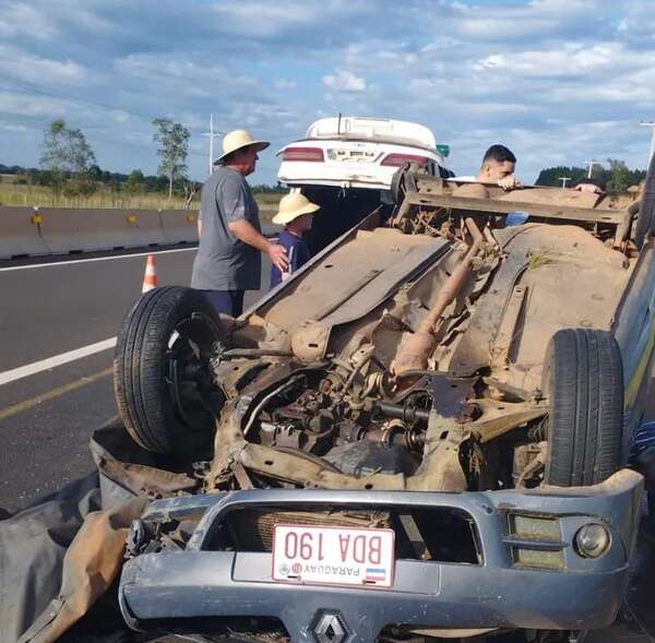 Un hombre pierde la vida tras volcar su automóvil sobre la Ruta PY02 - Nacionales - ABC Color