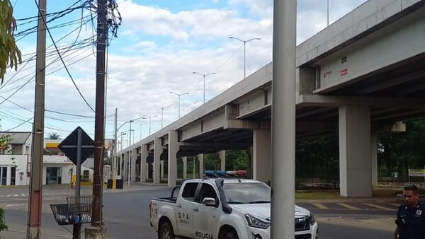 Motociclista fallece al chocar contra una columna en Asunción