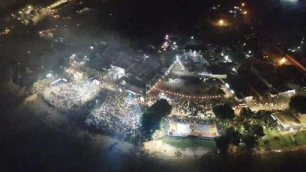 Miles de personas dieron la bienvenida al 2024 en la costanera de Ciudad del Este - ABC en el Este - ABC Color