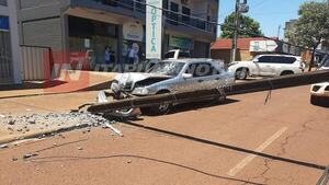 SE LLEVÓ POR DELANTE UNA COLUMNA Y ABANDONÓ SU VEHÍCULO EN HOHENAU - Itapúa Noticias