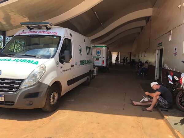 Intenso movimiento de ambulancias en Hospital Regional de CDE - ABC en el Este - ABC Color
