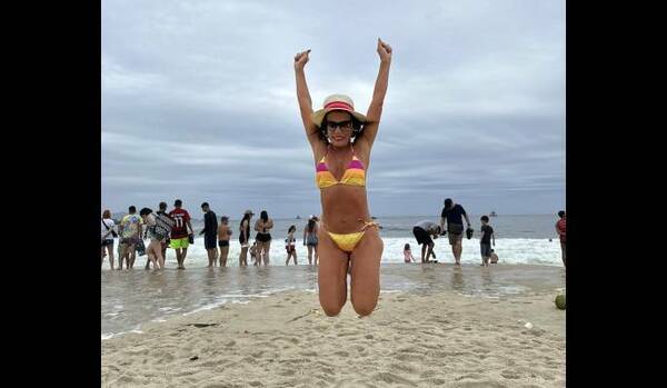 Nora Ruoti celebrando el Año Nuevo a su manera, en la playa