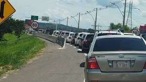 Conductores reportan caos por largas filas de vehículos en el peaje de Ypacaraí