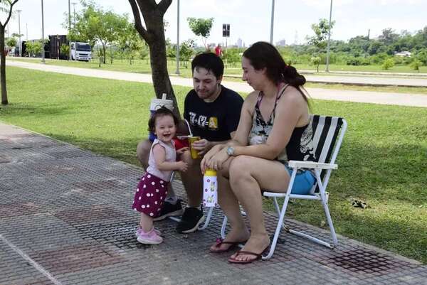 Feriado de Año Nuevo: familias y amigos copan la Costanera de Asunción en el primer día del 2024 - Nacionales - ABC Color