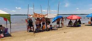 Sol, agua y arena para aplacar el calor en el primer día del 2024 - Nacionales - ABC Color