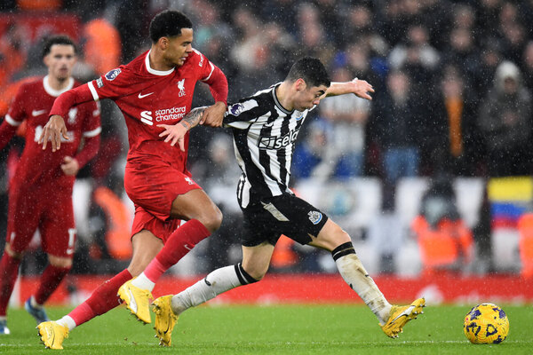 Versus / En un partidazo, Liverpool refuerza su liderato derrotando al Newcastle de Miguel Almirón