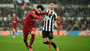 Salah castiga duro al Newcastle de Miguel Almirón