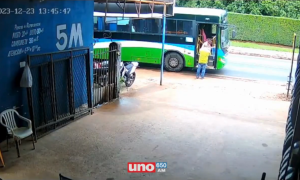 (VIDEO). El gesto aplaudido de un chófer de bus que se hizo viral