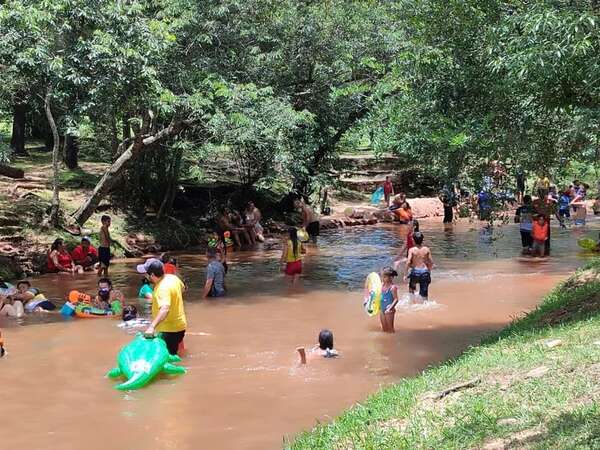 Familias reciben el año nuevo en el arroyo Ytú - Nacionales - ABC Color