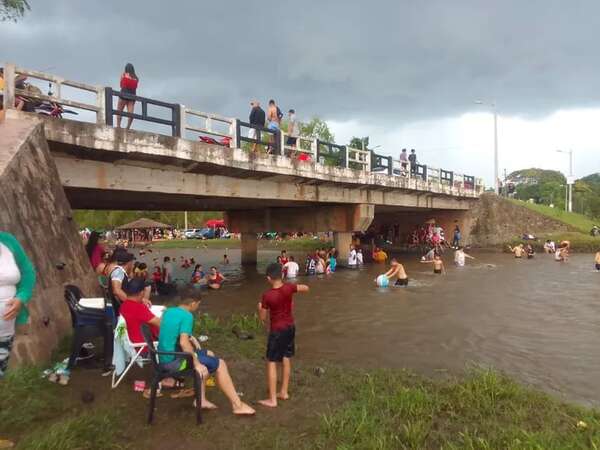 Gran concurrencia de bañistas en el balneario Tapiracuai - Nacionales - ABC Color