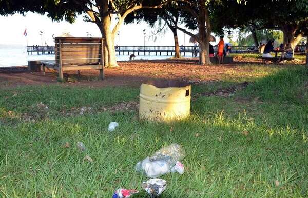 Visitantes decepcionados por la situación en la playa municipal de Areguá - Nacionales - ABC Color