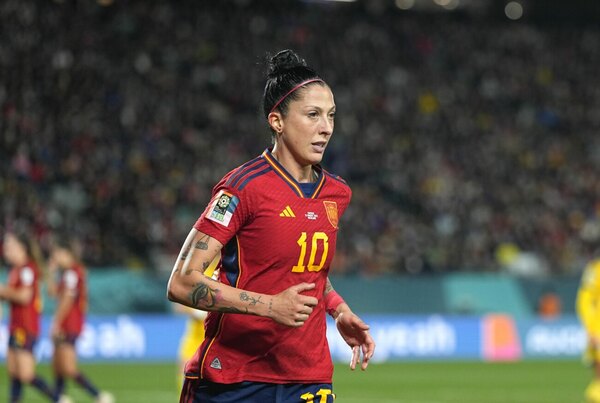 Versus / Jenni Hermoso firma con Tigres y se mantiene lejos de España