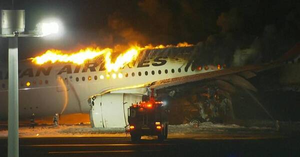 La Nación / Japón: se incendió un avión en el aeropuerto de Tokio
