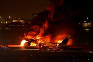 Un avión chocó contra una aeronave militar y se incendia en Tokio - ADN Digital