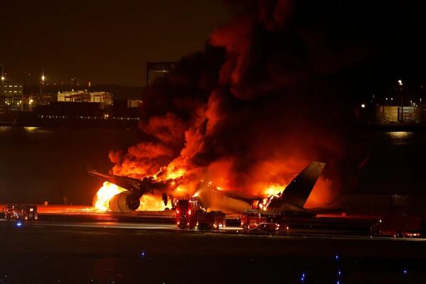 Un avión chocó contra una aeronave militar y se incendia en Tokio - ADN Digital