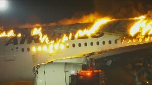 Avión se incendia en el aeropuerto de Tokio