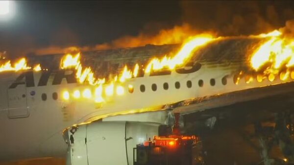 Avión se incendia en el aeropuerto de Tokio