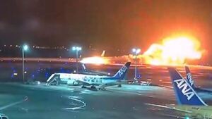 Video: Un avión aterriza envuelto en llamas en aeropuerto de Japón