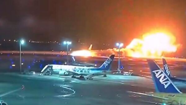 Video: Un avión aterriza envuelto en llamas en aeropuerto de Japón