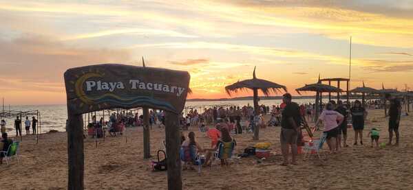 Afluencia récord de turistas en las playas de Carmen del Paraná