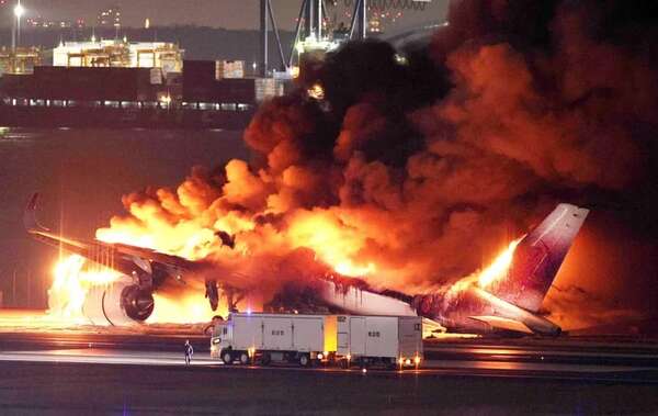 Evacuados los 379 pasajeros y tripulantes del avión incendiado en Tokio - Mundo - ABC Color