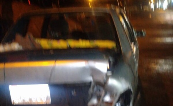 Motociclista borracho chocó contra la parte trasera de un automóvil