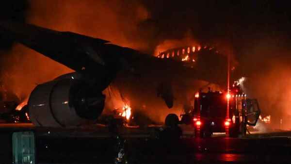 Autoridades de Japón confirman 5 muertos tras el choque de dos aviones en Tokio