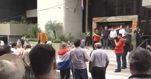Diario HOY | Realizan protesta frente a la Caja Bancaria y exigen elecciones e intervención
