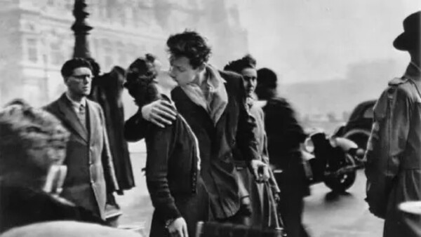 Françoise Bornet, protagonista de la icónica foto del beso de Robert Doisneau, fallece en París