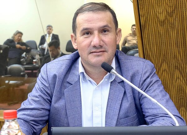 Diputado Cleto Giménez pidió a sus hijas renunciar a sus cargos en el Congreso · Radio Monumental 1080 AM