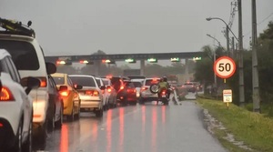 Caos vehicular en Peaje de Ypacaraí: Patrulla Caminera deslinda responsabilidad