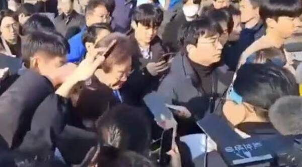 [VIDEO] En vivo y frente a miles de personas apuñalan a politiquero coreano