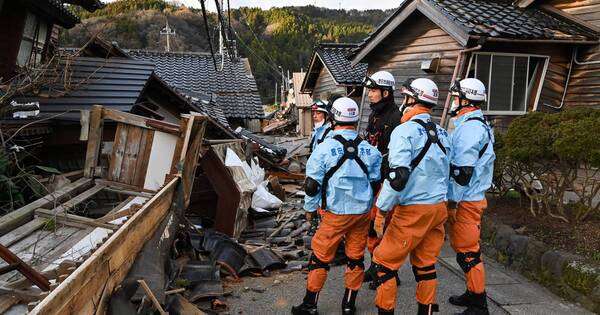 La Nación / Japón: largas filas para conseguir agua y comida tras terremoto