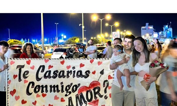 (VIDEO)En fiesta de Año Nuevo, joven pidió matrimonio a su chuli