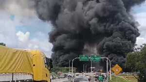 Camión cisterna vuelca y se incendia sobre ruta PY02 en Caacupé